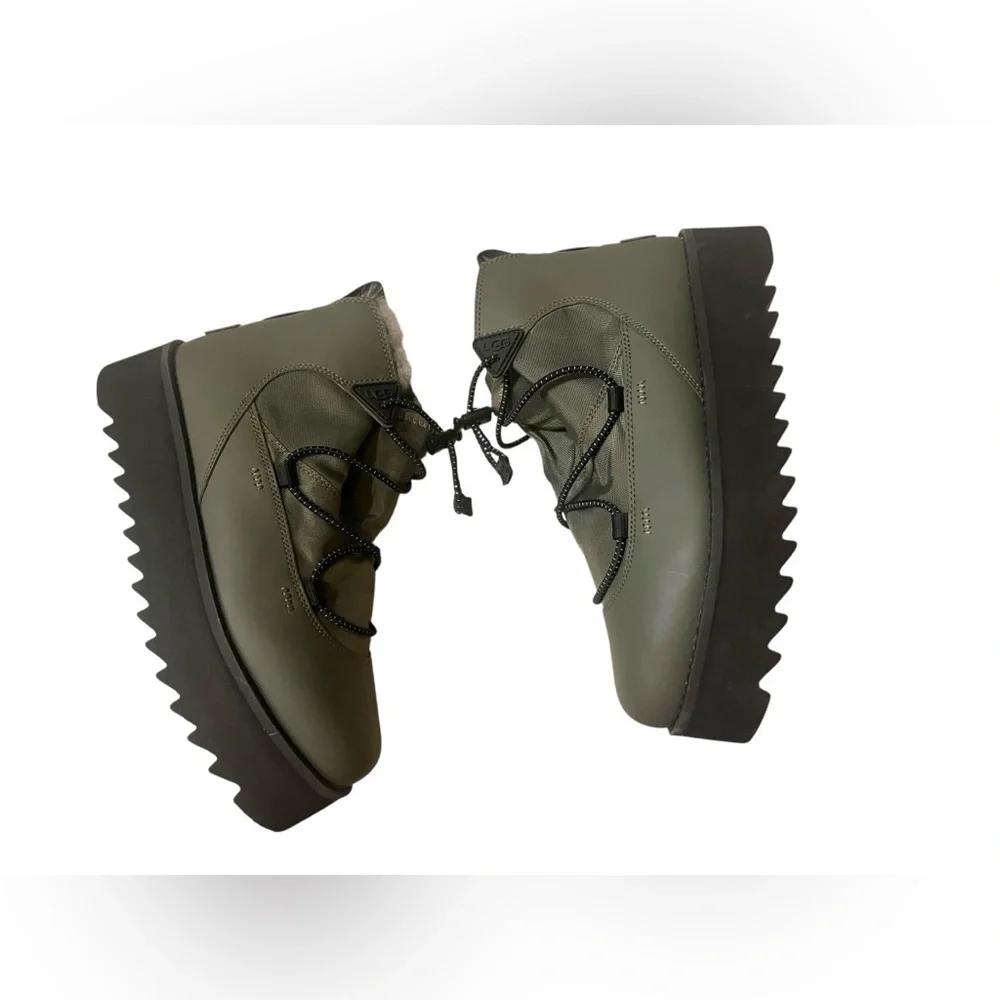 NWOT UGG Ultra Matte Classic Rising Toggle Platform Women's Ankle Boots SZ 8